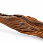 Detailfoto der natürlichen, kräftig geschichteten Maserung und dunklen Rillen einer Driftwood-Wurzel in Stammform.
